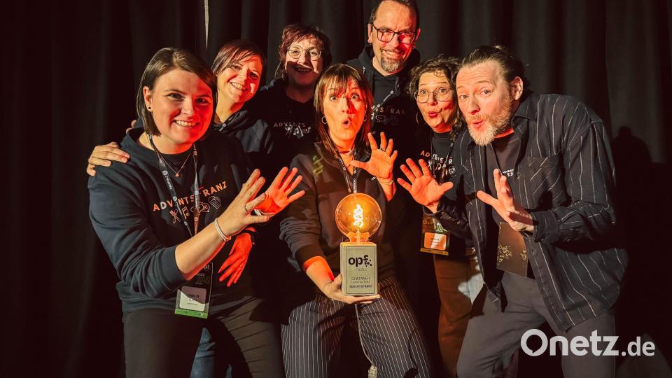 Die stolzen Gewinnerinnen und Gewinner des Ideenwettbewerbs „Opf.Rocks“ 2026 präsentieren ihre Auszeichnungen im Regensburger Degginger. Ihre Projekte reichen von medizinischen Innovationen bis hin zu neuen Kulturkonzepten für die Region. Bild: Oberpfalz-Marketing