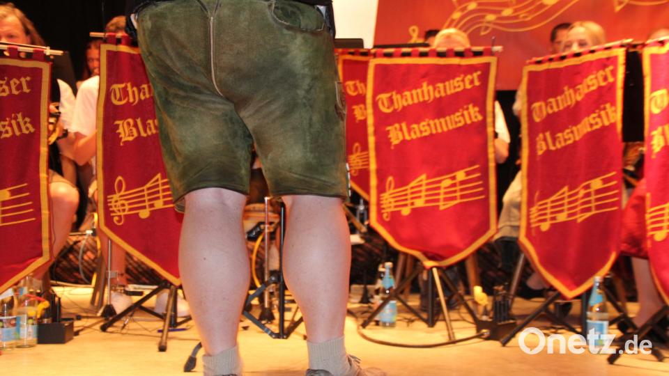 Das sind die strammen Wadeln des Dirigenten. Bild: Konrad Rosner