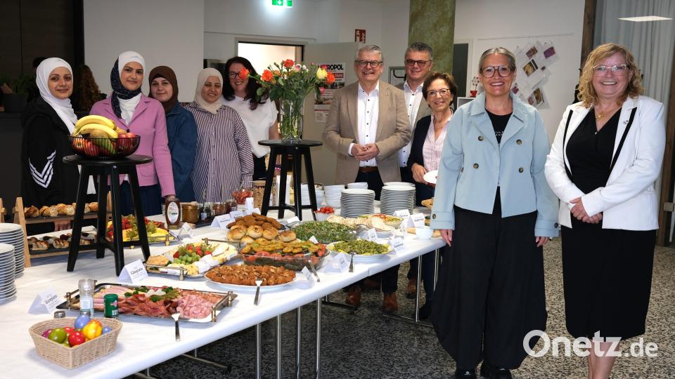 Zum Frühstück für Ehrenamtliche hieß Metropol-Sprecherin Elke Reinhart (Zweite von rechts) neben zahlreichen Ehrengästen auch die Ehrenamtsbeauftragte der Bayerischen Staatsregierung, Gabi Schmidt (rechts), willkommen. Bild: Hirsch