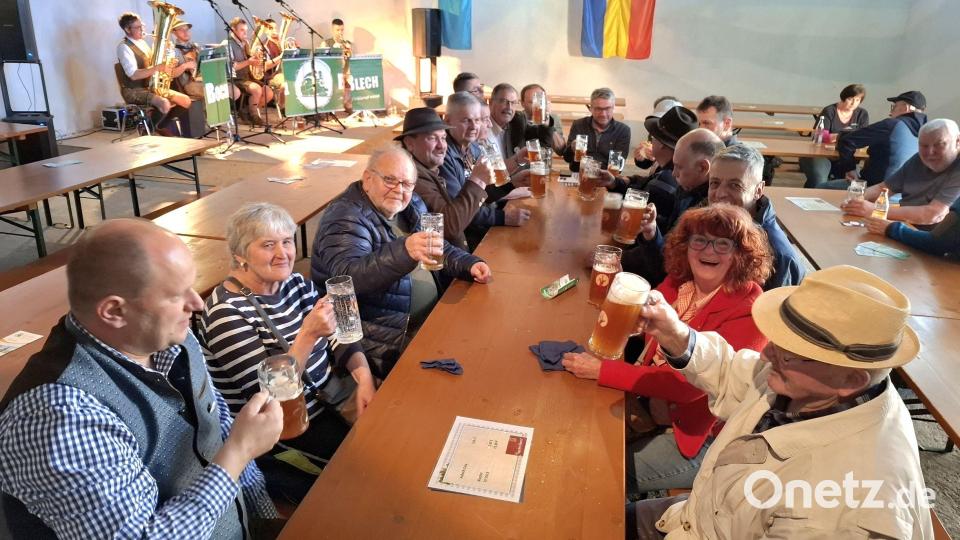 Zweiter Bürgermeiser Thomas Kleber (links) gratulierte am Georgitag den Ehrenbürger Georg Zierer senior (rechts) und Marktrat Georg Zierer (vierter von links) gemeinsam mit den Tischnachbarn und den Musikanten zum Namenstag. Bild: gz