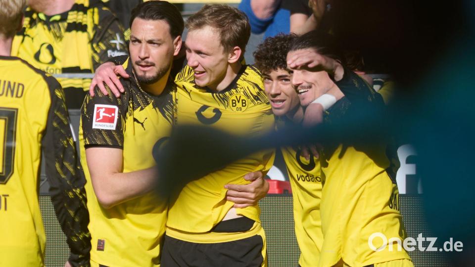 Maximilian Beier von Borussia Dortmund (3.v.r) jubelt über sein Tor zum 1:0 gegen den SC Freiburg. Bild: Bernd Thissen/dpa