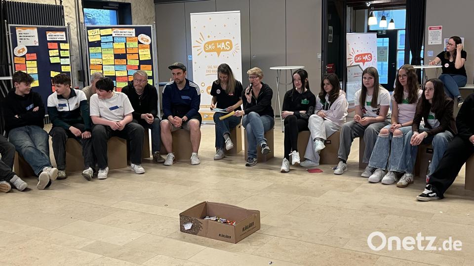 Anita Kinscher (Mitte mit Mikrofon) moderierte den Abend Bild: hdk