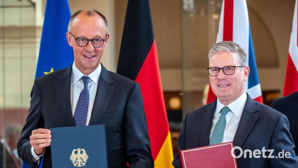 Bundeskanzler Friedrich Merz (l.) und Premierminister Keir Starmer unterzeichneten den Kensington-Vertrag. (Archivbild) Bild: Michael Kappeler/dpa