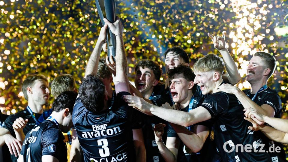 Holten sich im Februar im Pokalfinale den ersten Titel der Vereinsgeschichte: Lüneburgs Volleyballer. (Archivbild) Bild: Uwe Anspach/dpa