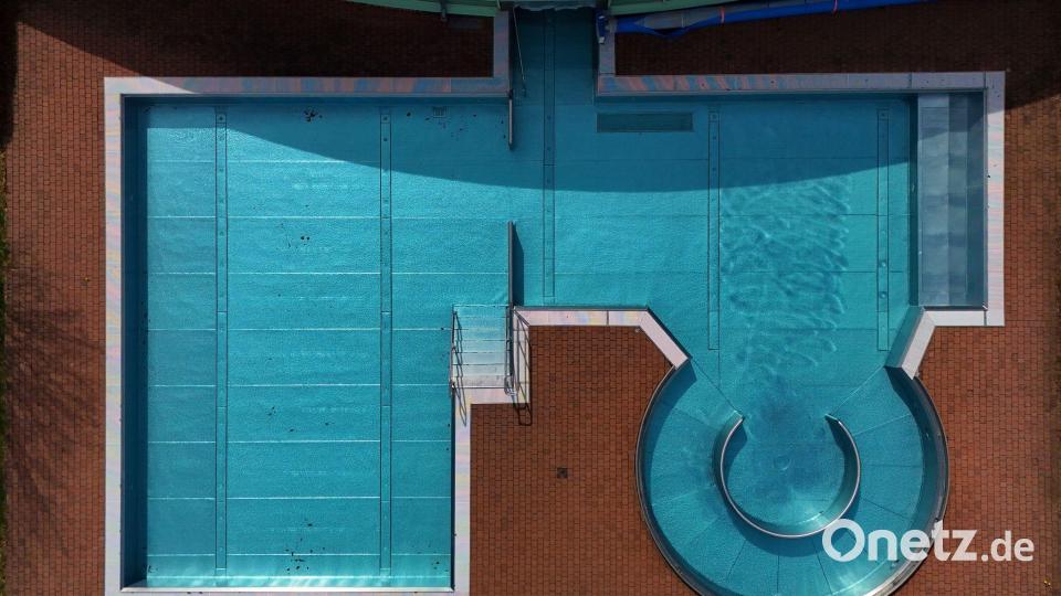Freibad von oben - Investitionsprogramm für Thüringen Bild: Martin Schutt/dpa