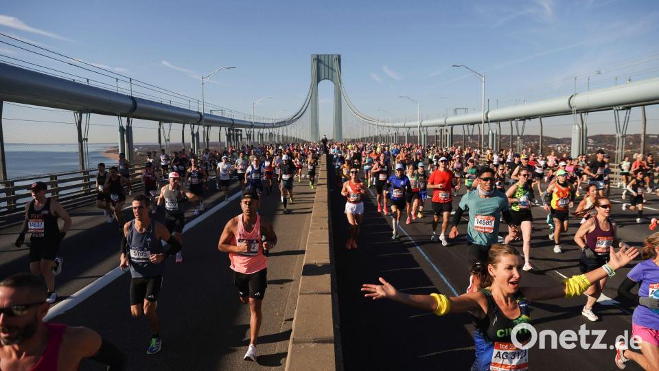 Läufer überqueren die Verrazzano Narrows Bridge beim New York City Marathon (Archivbild). Bild: Heather Khalifa/FR172147 AP/AP/dpa