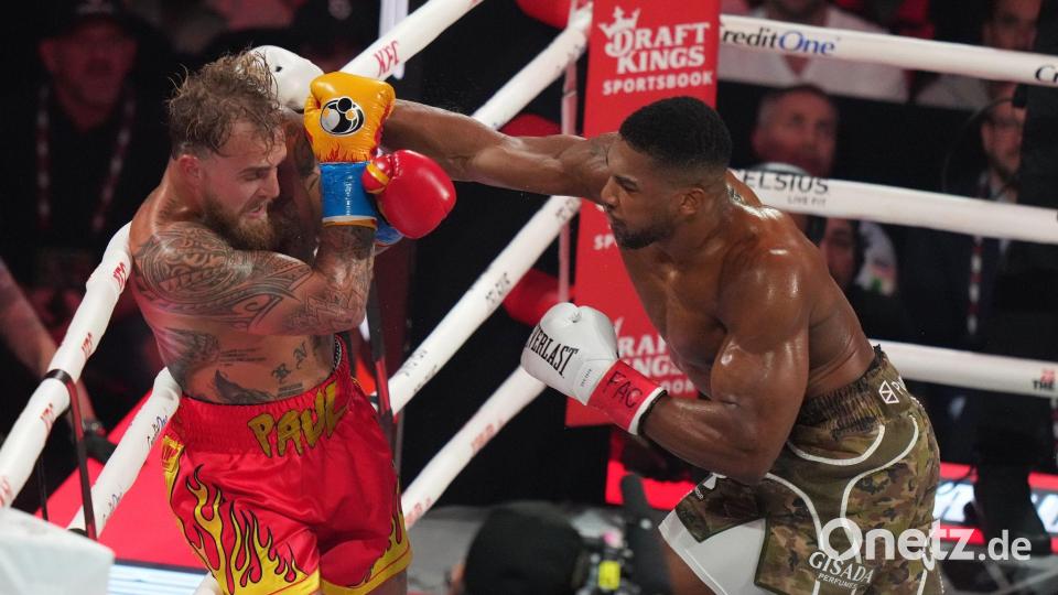 Anthony Joshua (r) kehrt in den Boxring zurück. (Archivbild) Bild: Lynne Sladky/AP/dpa