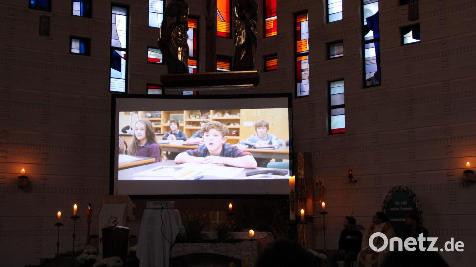 In Ausschnitten wurde der Kinofilm „Wunder“ gezeigt, der zum Nachdenken, Mitfühlen und Innehalten einlud. Bild: lep