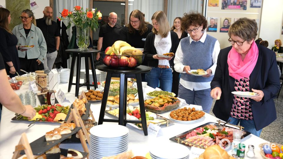 Am reichlich bestückten Büffet im "Metropol" bedienten sich auch die Vertreterinnen des Katholischen Frauenbundes Bruck, Roswitha Schießl und Ingrid Kellner (von rechts). Bild: Hirsch