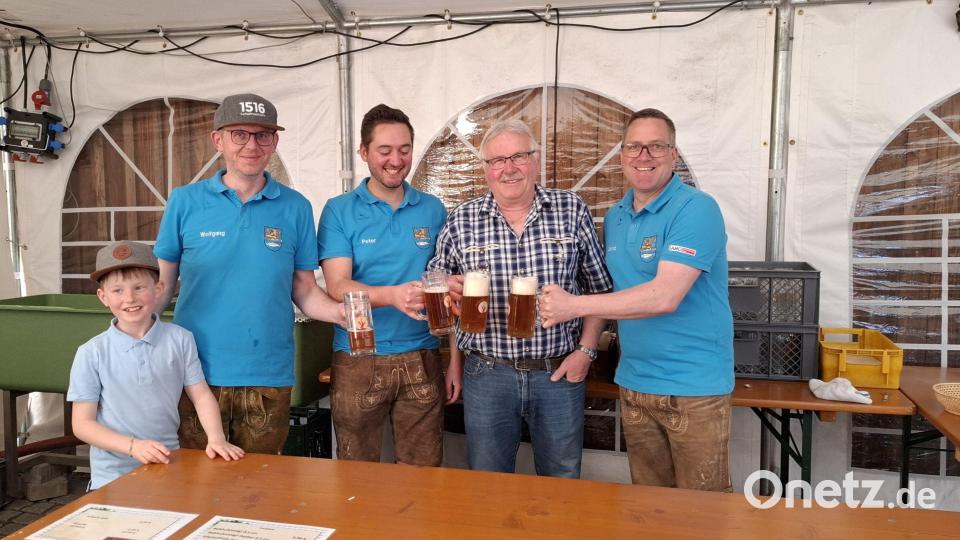 In der Pause gönnten sich auch die Helfer am Ausschank einen Schluck. Bild: gz