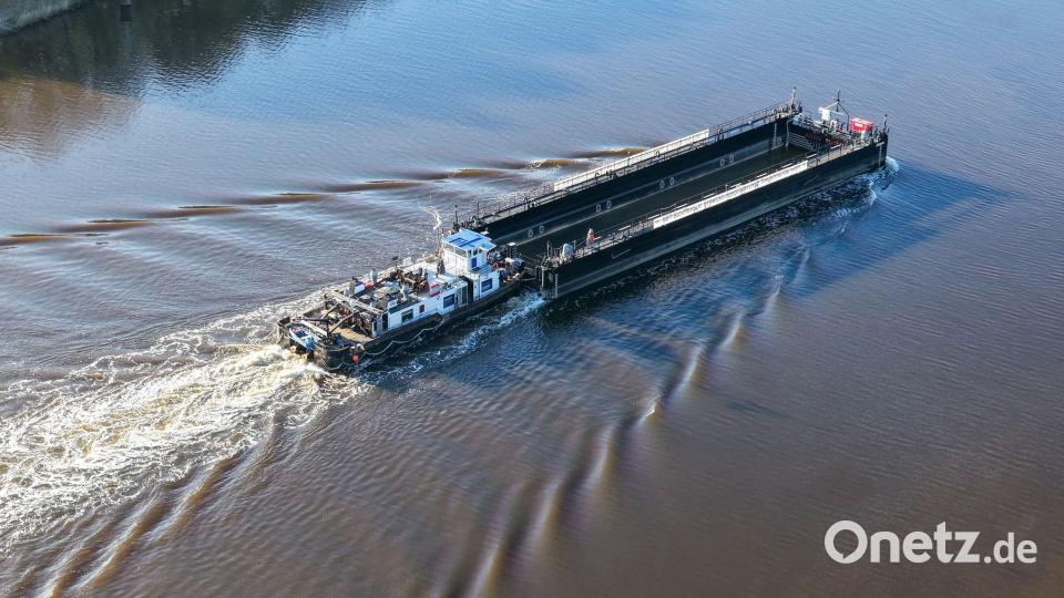 Der für den Transport des Buckelwals vor Poel gedachte Lastkahn passiert den Nord-Ostsee-Kanal. Bild: Bodo Marks/dpa