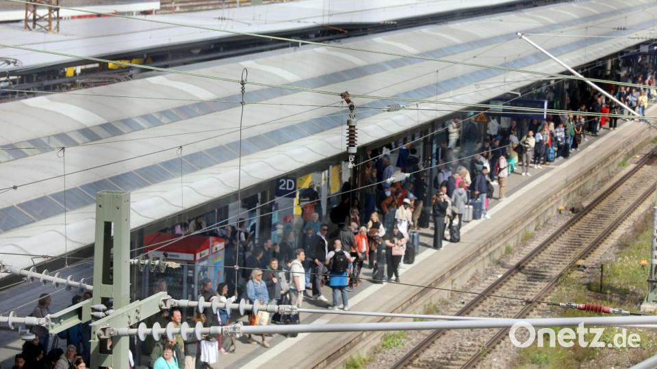 Reisende warten am Bahngleis in Ulm: Wegen einer Oberleitungsstörung fuhren an dem wichtigen Bahn-Knotenpunkt nur vereinzelt Züge. Bild: Ralf Zwiebler/dpa