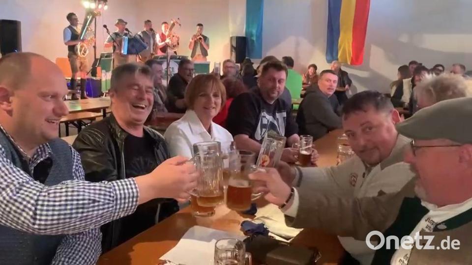 Bürgermeister Reiner Gäbl (Zweiter von links) begrüßte gemeinsam mit seinem Stellvertreter Thomas Kleber (links) den tschechischen Brauereichef Jiří Plevka aus Chodová Planá und Bürgermeister Markus Ludwig aus Störnstein (von rechts). Bild: gz