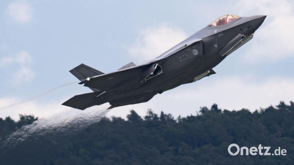 Zu den militärischen Ausgaben zählen die Forscher nicht nur Geld für Kampfjets, Panzer und Co, sondern auch für Personal, Militärhilfen und Forschung. (Illustration) Bild: Boris Roessler/dpa