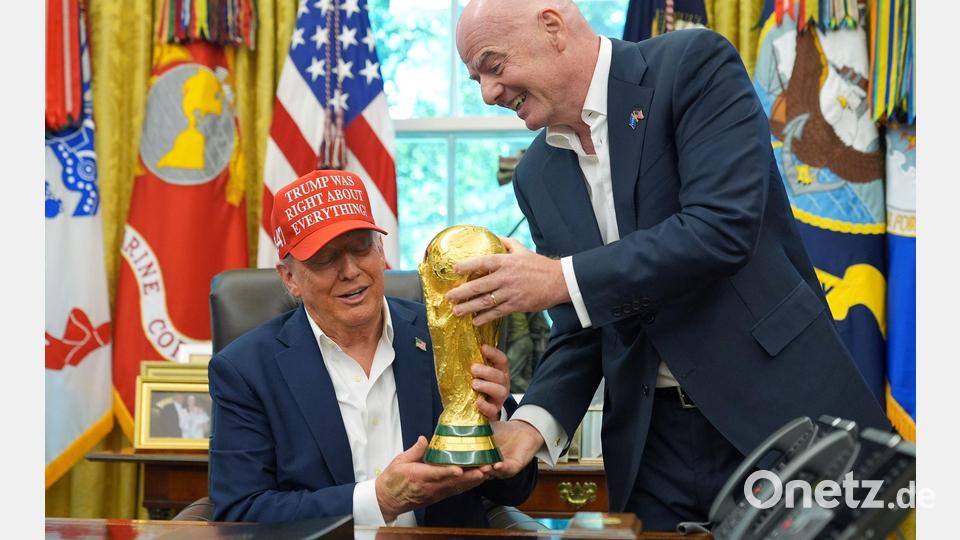 Donald Trump (l) und Gianni Infantino verstehen sich bestens. (Archivbild) Bild: Jacquelyn Martin/AP/dpa
