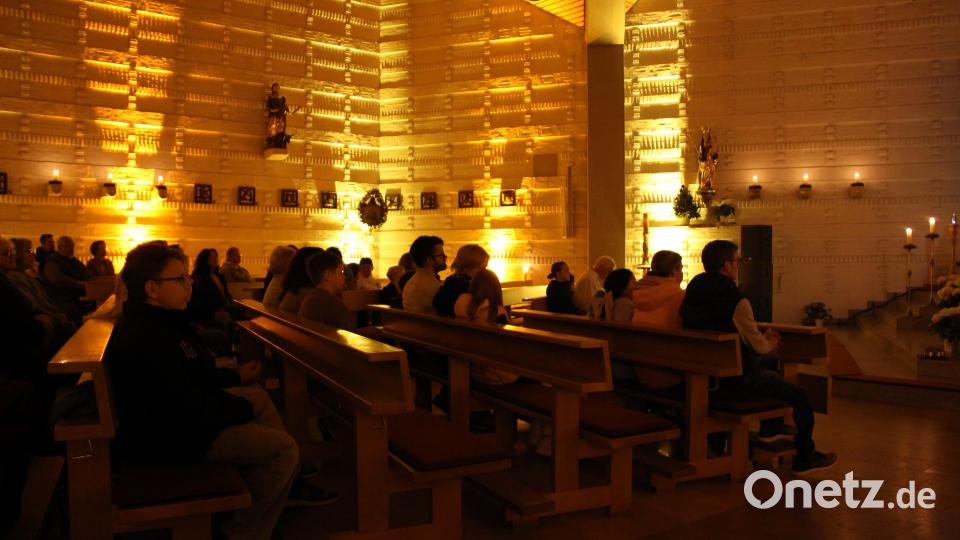 Zudem wurde die Pfarrkirche mit moderner Lichttechnik in ein stimmungsvolles „Kinofeeling“ verwandelt. Bild: lep