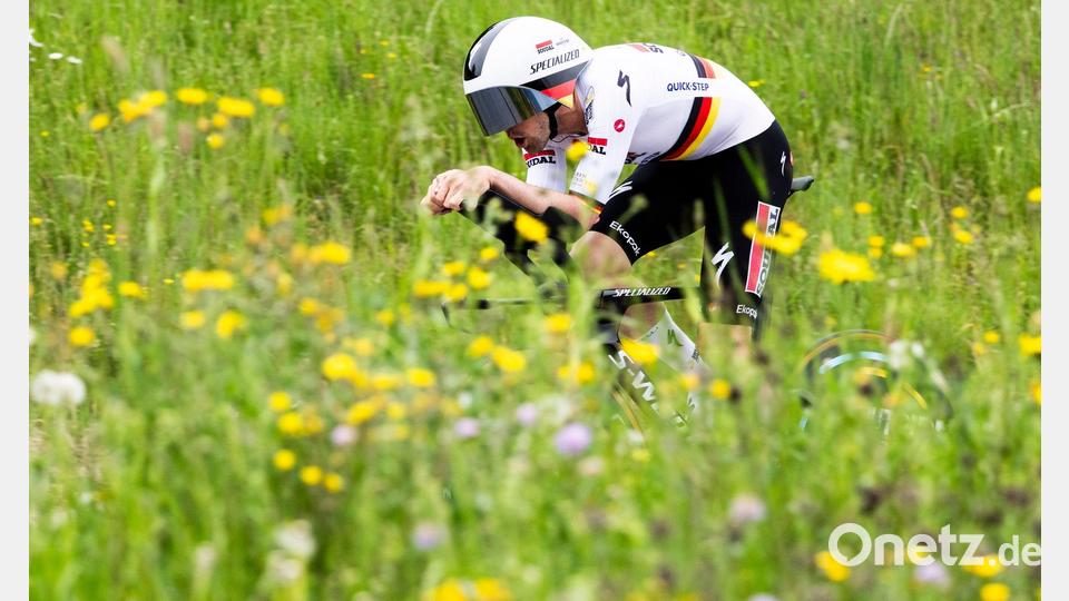 Grüner Sport: Maximilian Schachmann aus Deutschland fährt bei der Tour de Romandie durch blühende Wiesen. Bild: Jean-Christophe Bott/KEYSTONE/dpa