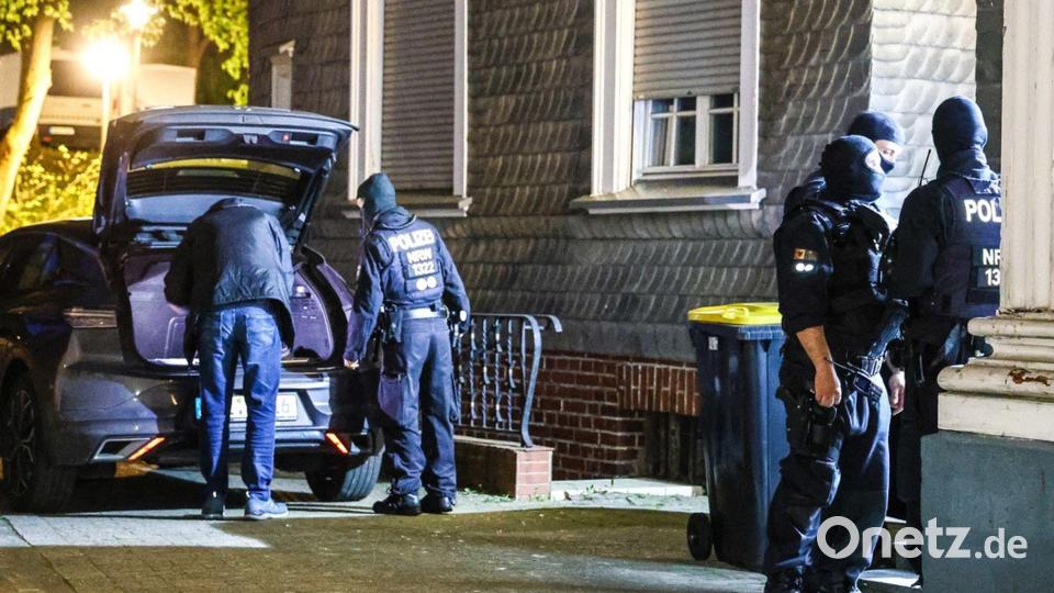 Etwa hier in Hagen waren vermummte und bewaffnete im Einsatz. Bild: Alex Talash/dpa