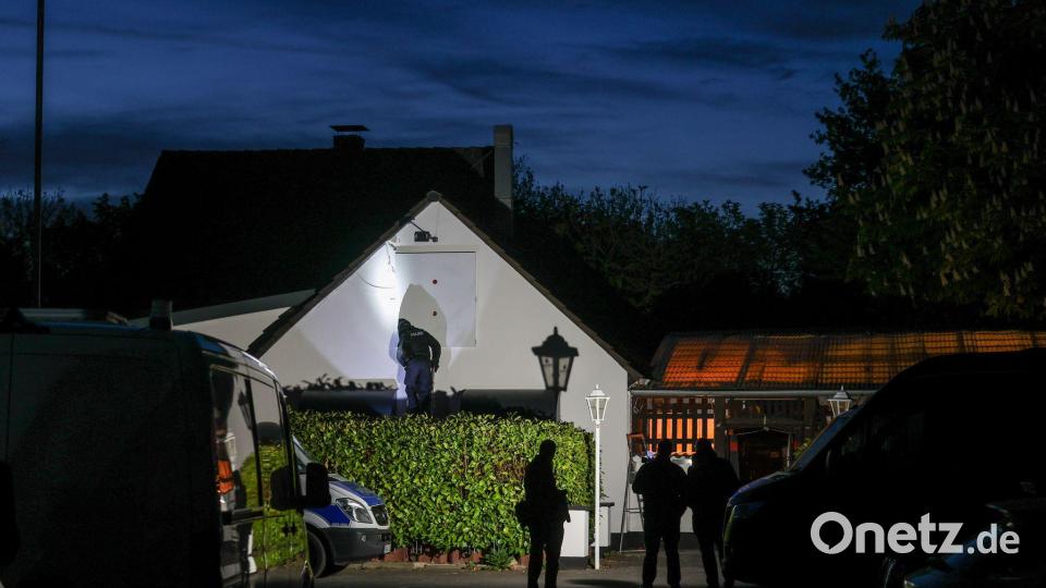 Am frühen Morgen durchsuchten die Beamten zahlreiche Wohnungen und Geschäfte. Bild: Christoph Reichwein/dpa