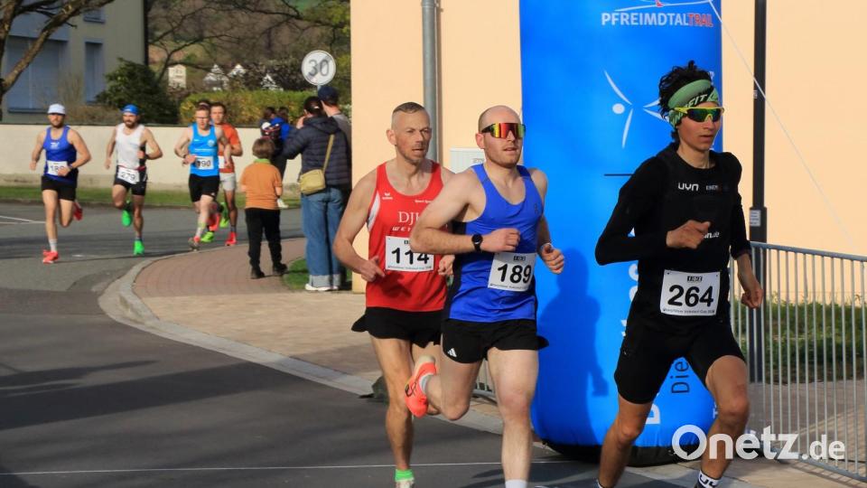 Beim 34. Wernberger Straßenlauf nahmen 271 Starterinnen und Starter teil. Den Hauptlauf gewann Andreas Hecht (Nummer 114). Bild: Thomas Hölzl