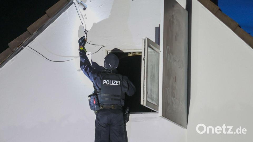 Razzien gibt es in Wohnungen und Geschäftsräumen von Vereinsmitgliedern und Unterstützern, etwa in Hilden. Bild: Christoph Reichwein/dpa