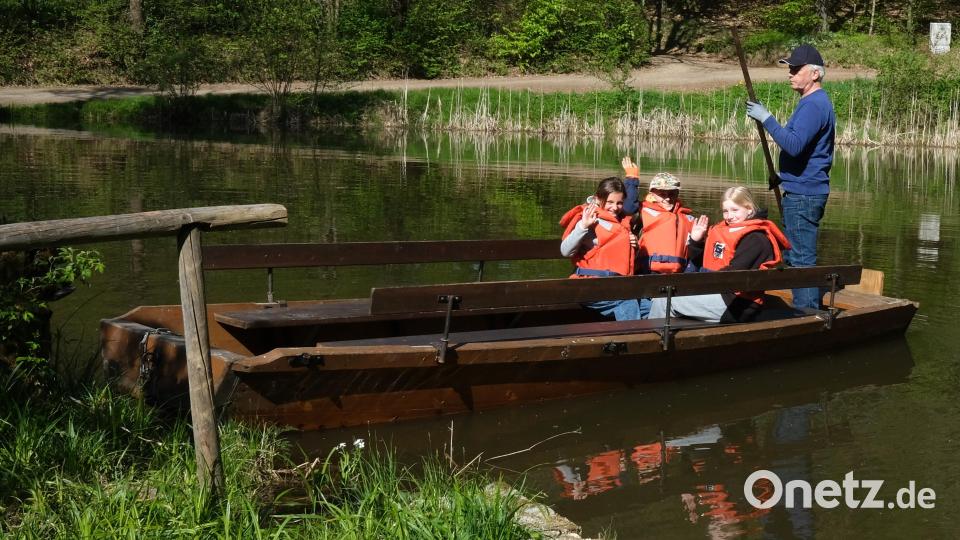 Wasser trägt: Die Kinder durften mit der Museumszille über den Mühlenweiher des Freilandmuseums schippern. Bild: Hirsch