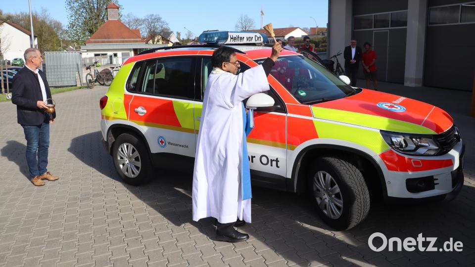 Pater Joseph John erteilte den kirchlichen Segen bei der Fahrzeugweihe des Einsatzfahrzeuges der Helfer vor Ort Rieden. Bild: mrr