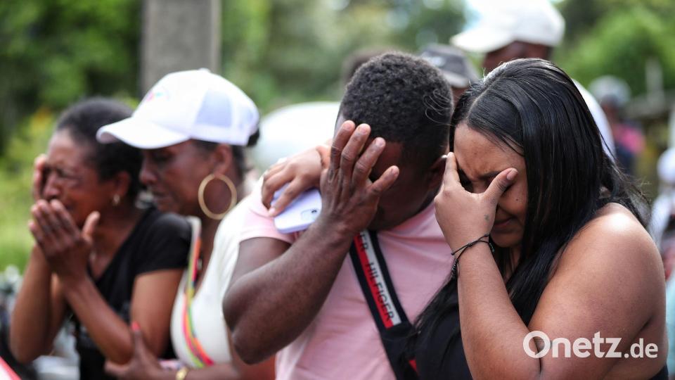 Angehörige eines Opfers weinen während einer Beerdigung in Cajibio, Kolumbien. Bild: Santiago Saldarriaga/AP/dpa