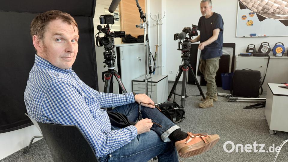 Redakteur Wolfgang Würth steht aktuell bei Oberpfalz-Medien im Fokus - und nimmt Platz für Filmaufnahmen. Der Grund: Mit seinem Beitrag für Oberpfalz-Medien hat der 47-Jährige den renommierten Herbert-Quandt-Preis gewonnen. Bild: Gabi Schönberger