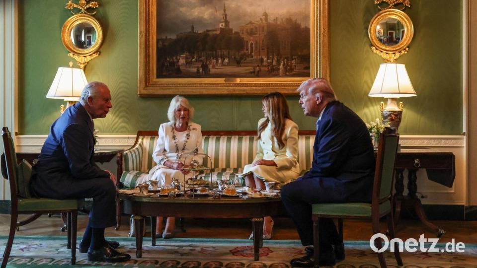 König Charles III. und Königin Camilla nehmen gemeinsam mit US-Präsident Donald Trump und First Lady Melania Trump an einer Teestunde teil. Bild: Suzanne Plunkett/PA Wire/dpa