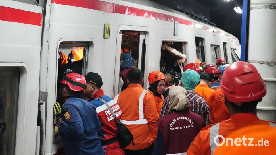 Rettungskräfte suchten Stunden nach der Zugkollision noch nach Opfern. Bild: Ahmad Ibrahim/AP/dpa