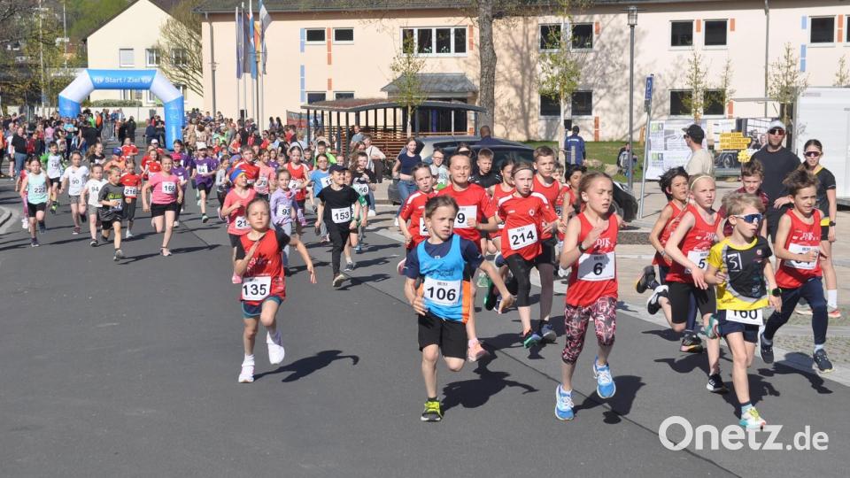 74 Kinder machten beim Schülerlauf über 1800 Meter mit. Bild: Thomas Hölzl