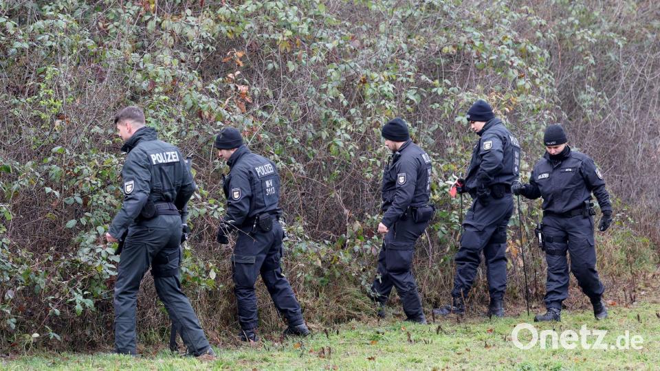 Polizisten durchsuchten die Gegend um den Fundort der Leiche. (Archivbild) Bild: Bernd Wüstneck/dpa