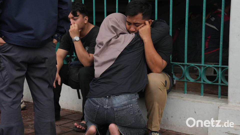 Bei den Angehörigen herrschten Trauer und Verzweiflung. Bild: Tatan Syuflana/AP/dpa