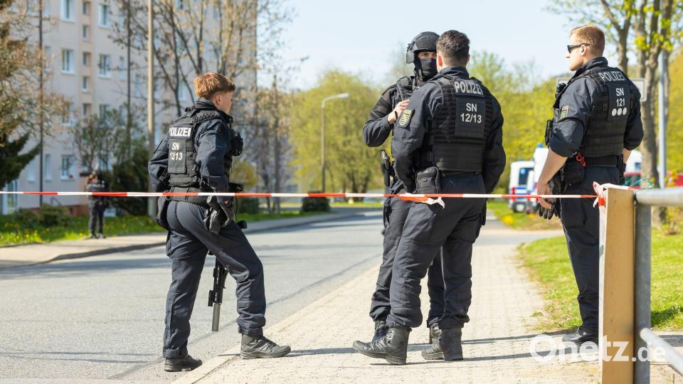 In Sachsen sind zwei Leichen und ein Schwerverletzter im Bereich eines Mehrfamilienhauses gefunden worden. Bild: Jürgen Lösel/dpa