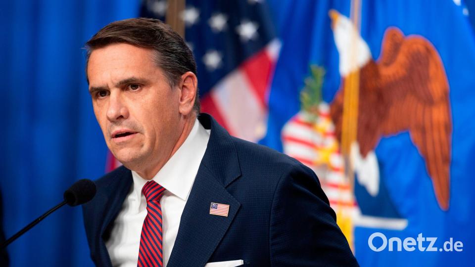 Sollte Comey verurteilt werden, drohe ihm eine hohe Haftstrafe, sagte Justizminister Todd Blanche. Bild: Cliff Owen/AP/dpa