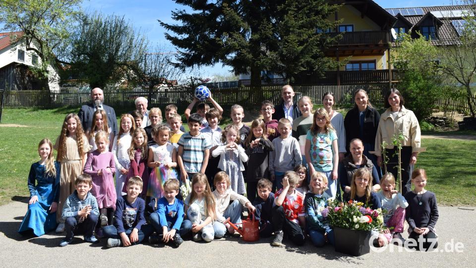 Mit dem für diesen Anlass einstudierten Lied "Bürgermeister Wilhelm, wir sagen danke schön" und einem Apfelbaum verabschiedeten sich Rektor Robert Häusler, die Lehrkräfte und die Grundschüler von Bürgermeister Johann Wilhelm. Bild: bnr