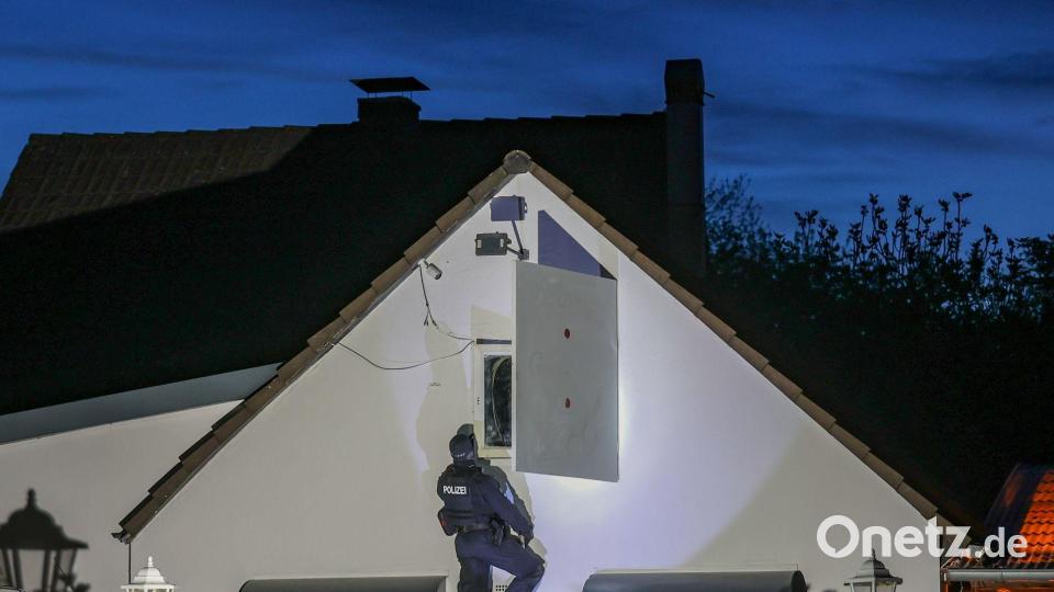 Auch Spezialeinsatzkräfte sind etwa in Hilden dabei. Bild: Christoph Reichwein/dpa