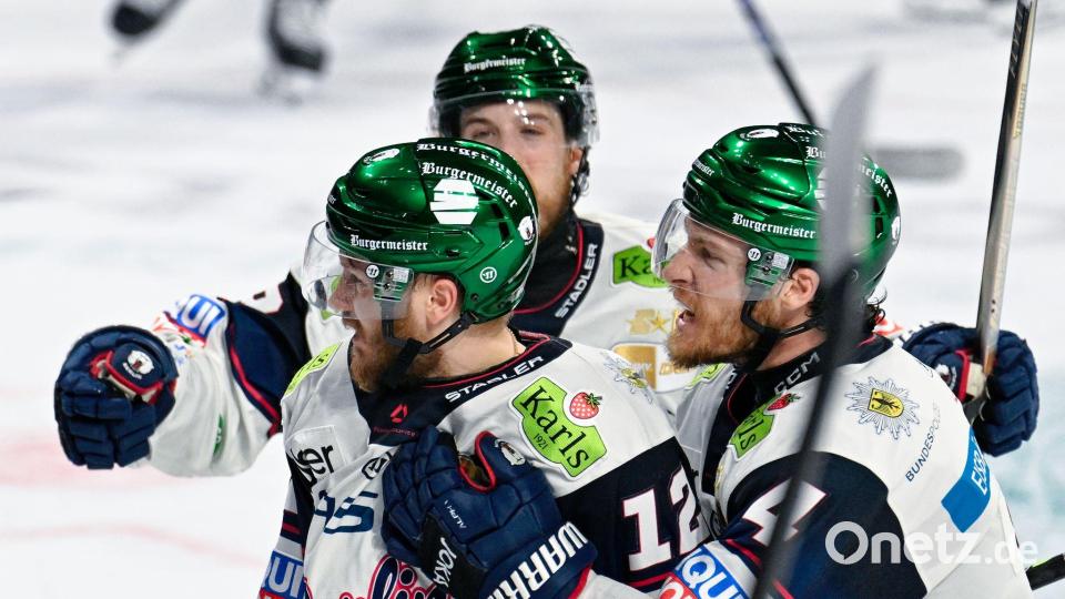 Jubeln auch im dritten Duell: Die Eisbären Berlin Bild: Uwe Anspach/dpa