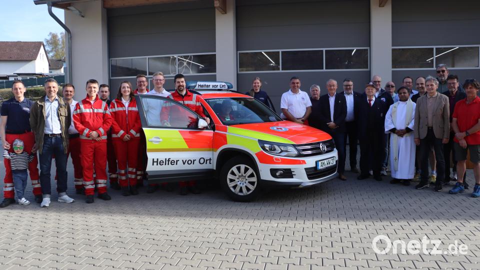 Die Teilnehmer der Fahrzeugweihe auf dem Gelände der Feuerwehr Rieden mit den Helfern vor Ort. Sie gehören zur Wasserwacht Vilstal-Kümmersbruck. Bild: mrr