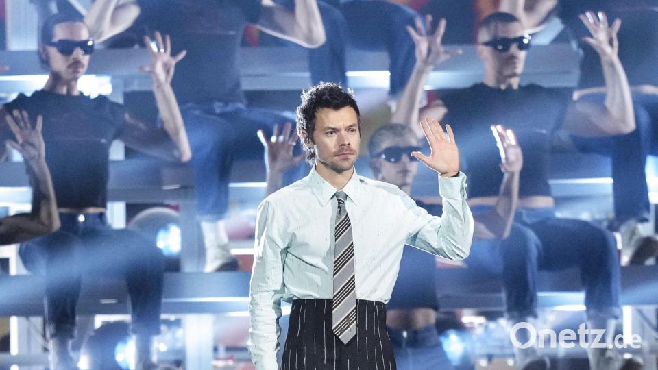 Dem Briten Harry Styles wurden schon einige Romanzen mit berühmten Frauen nachgesagt – mit seiner aktuellen Freundin Zoë Kravitz soll er verlobt sein. (Archivbild) Bild: Scott A Garfitt/Invision/AP/dpa