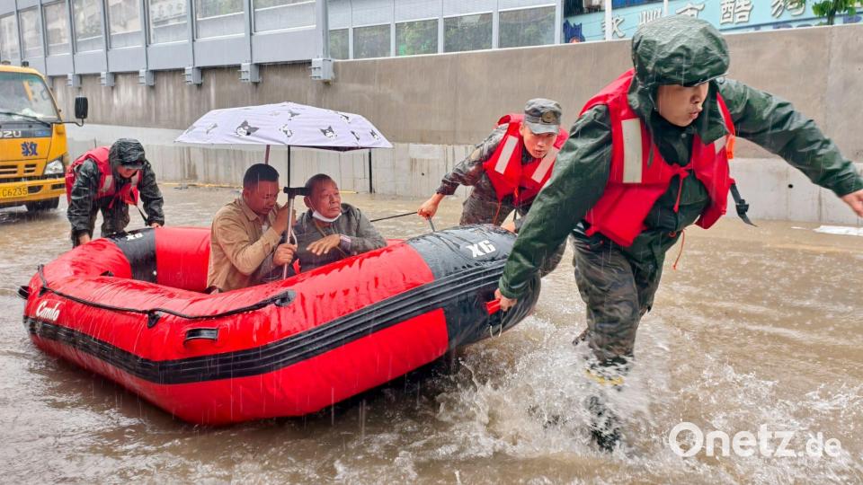 Retter helfen mit Schlauchbooten nach den starken Regenfällen in Qinzhou. Bild: Ao Shuaichang/X/XinHua/dpa
