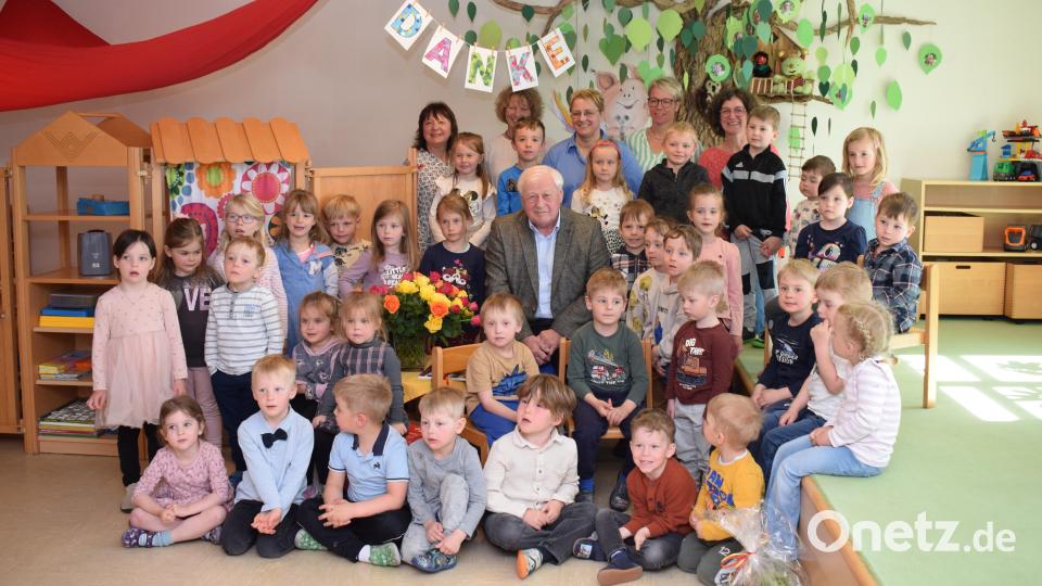 Mit einer emotionalen Feier verabschiedeten sich die Kinder und Erzieherinnen des Kindergarten St. Michael von Bürgermeister Johann Wilhelm. Bild: bnr