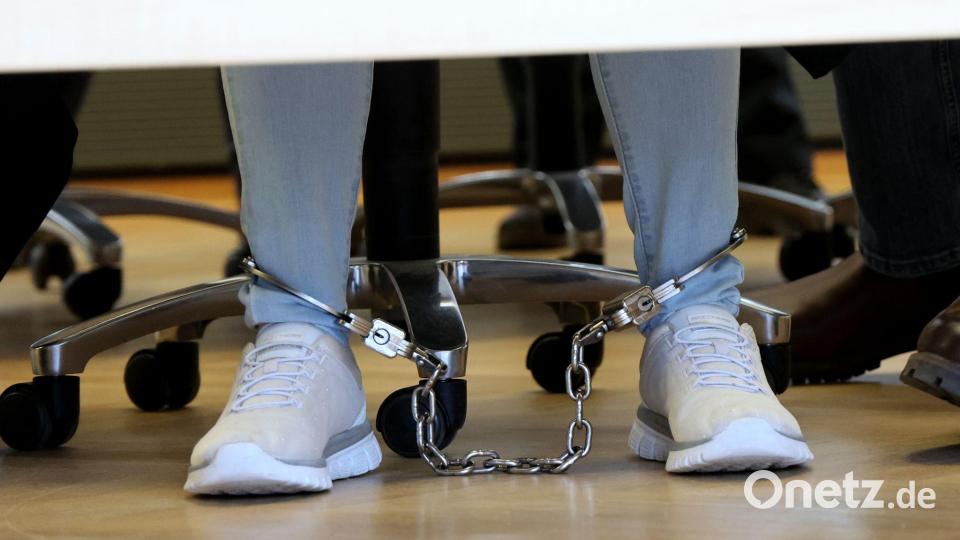 Die Angeklagte wurde zunächst mit Fußfesseln in den Gerichtssaal geführt, die ihr aber später abgenommen wurden. Bild: Bernd Wüstneck/dpa
