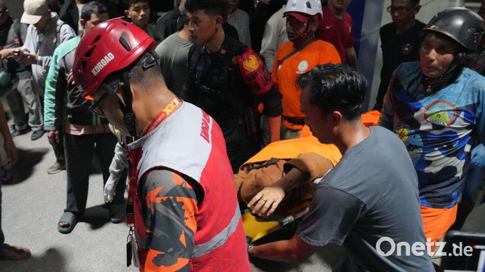 Retter tragen eine Frau auf einer Trage. Bild: Ahmad Ibrahim/AP/dpa