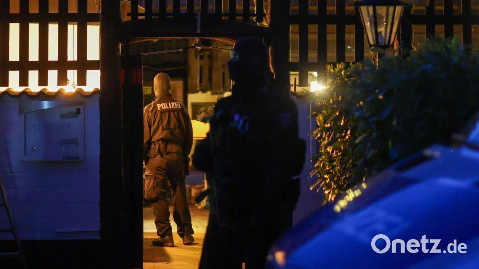 Polizeibeamte durchsuchen das Vereinsheim der Hells Angels in Hilden. Bild: Christoph Reichwein/dpa