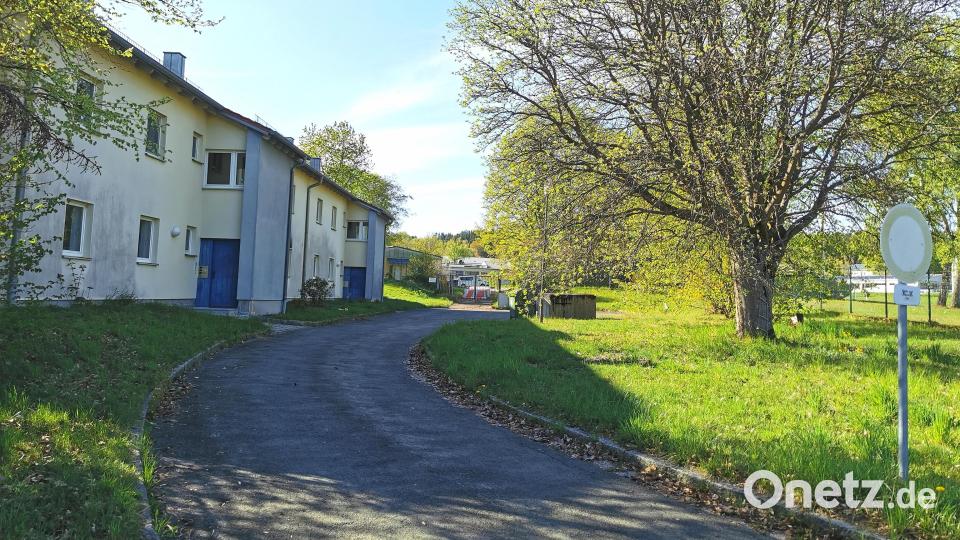 Ein Unterkunftsgebäude für die künftigen Rekruten der Bundeswehrkaserne Oberviechtach wird ab 2027 rechts der Zufahrt zum früheren Feldwebelwohnheim (links) gebaut. Der Leerstand wird noch heuer abgerissen. Bild: Portner