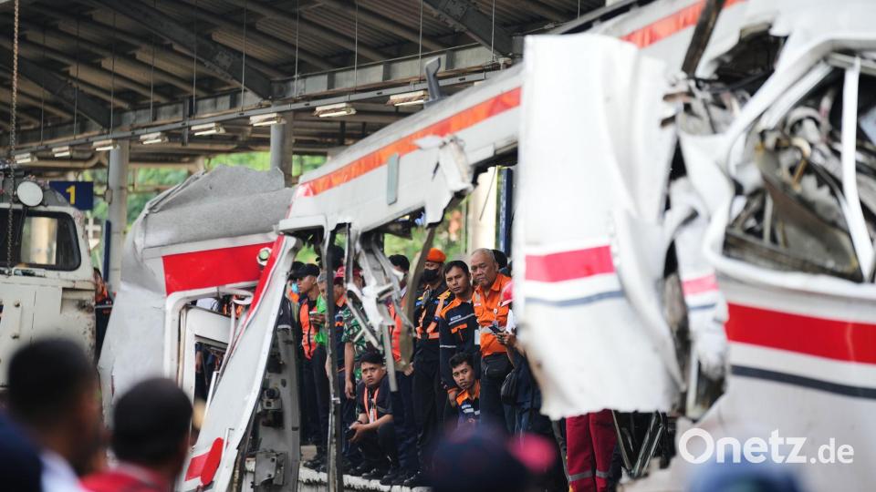 Teilweise waren Waggons nach dem Aufprall ineinander verschmolzen. Bild: Tatan Syuflana/AP/dpa
