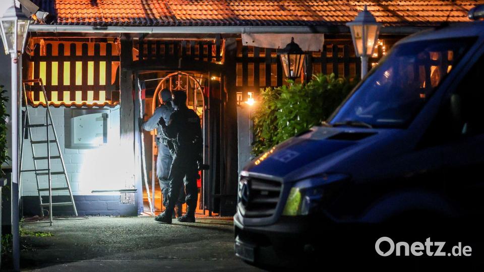 Razzia gegen Hells Angels: 1.200 Polizisten durchsuchen Clubheim in Hilden Bild: Christoph Reichwein/dpa