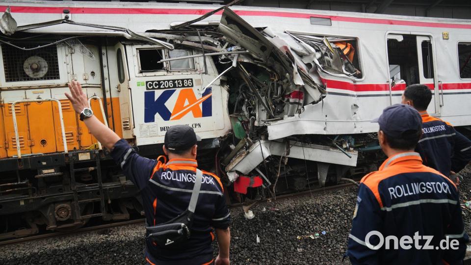 Das Unglück passierte zwischen einem Pendlerzug und einem Fernverkehrszug. Bild: Tatan Syuflana/AP/dpa